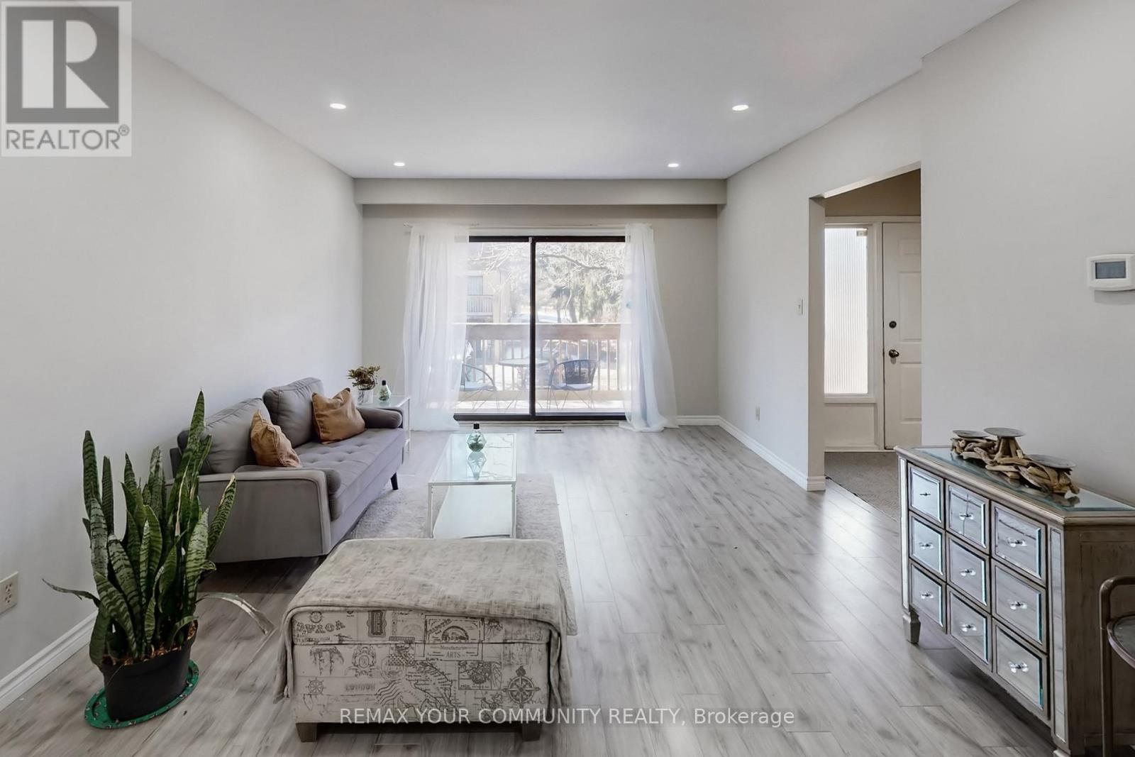 #16 72 ASHGLEN WAY - 10