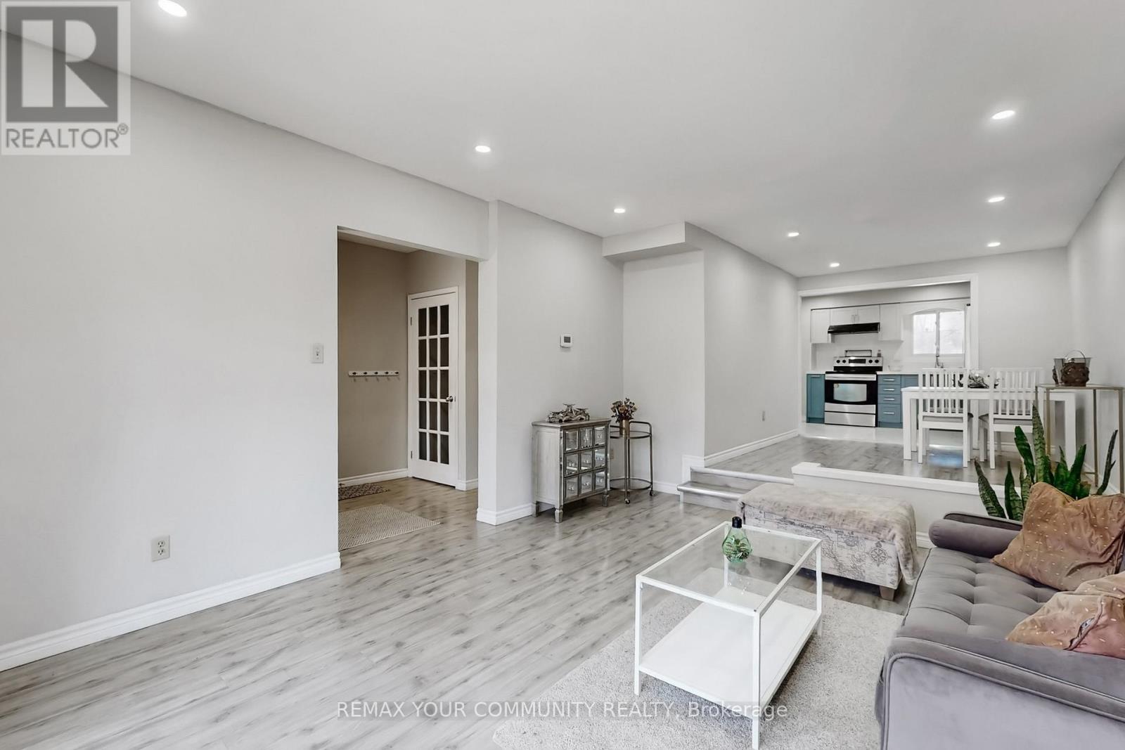 #16 72 ASHGLEN WAY - 13