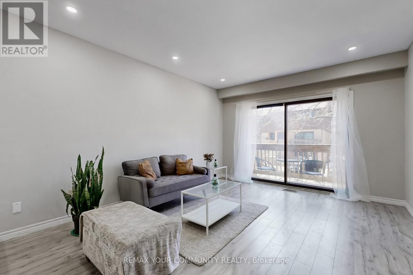 #16 72 ASHGLEN WAY - 9