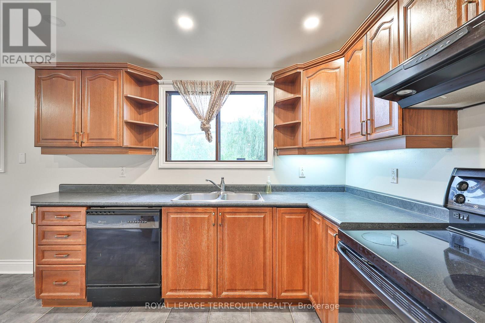 254 LAKELAND CRESCENT - 13