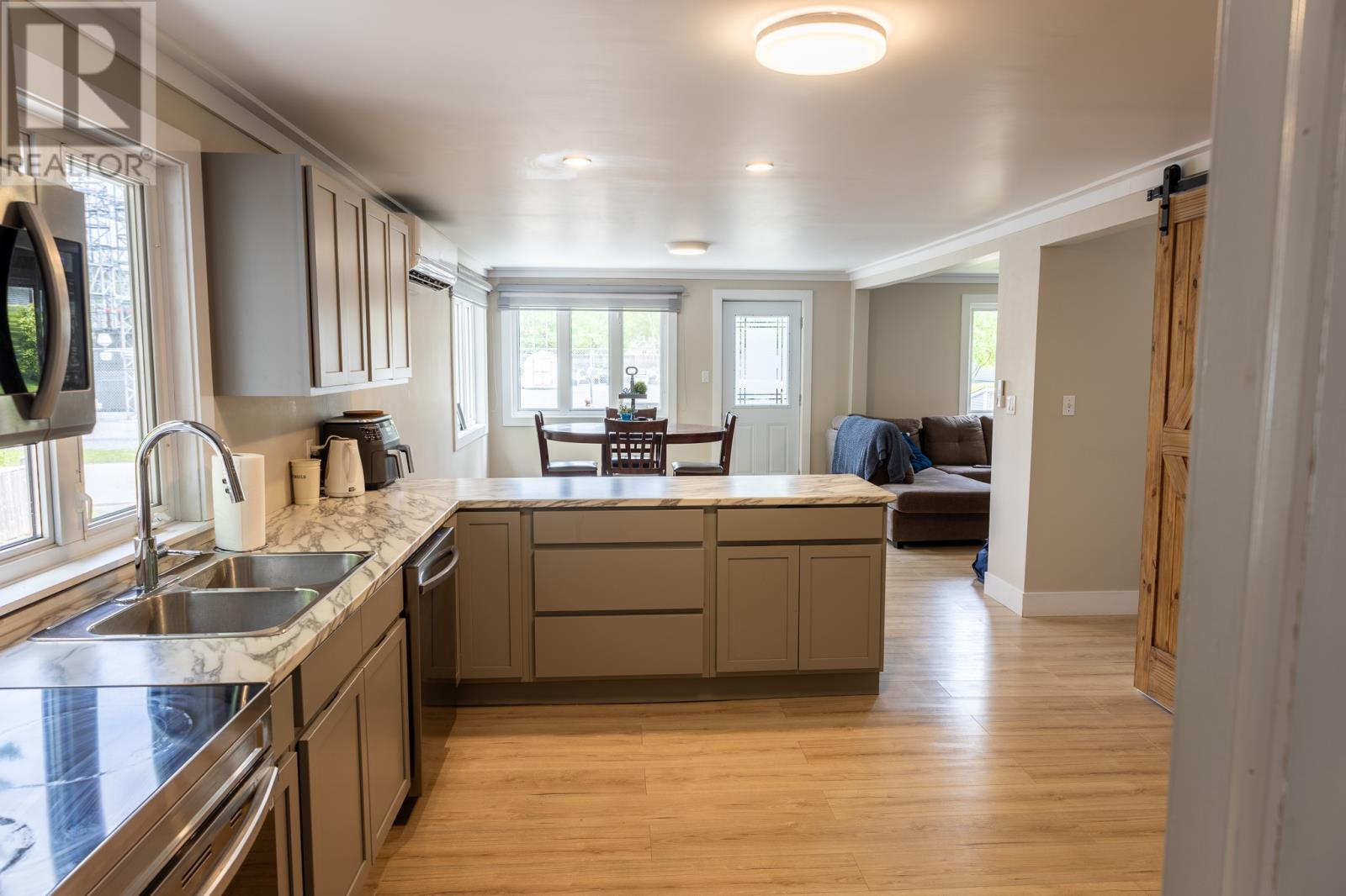 21 Seventh Avenue - Image 6