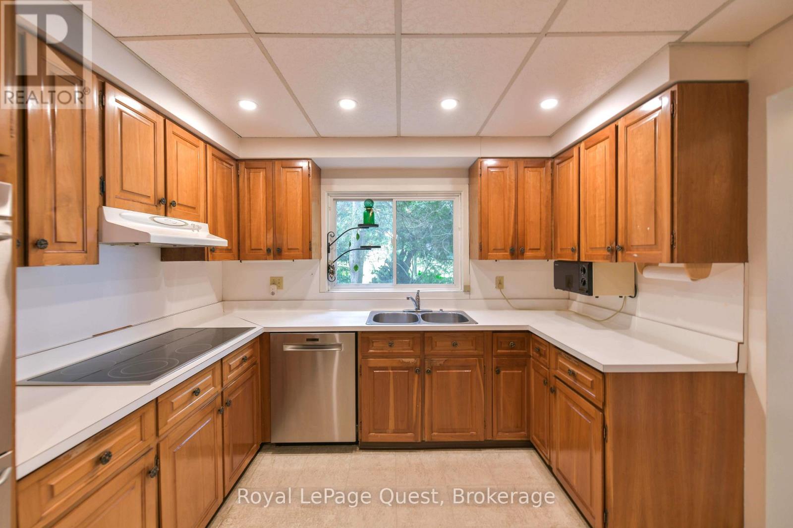 258 BAY STREET - 26