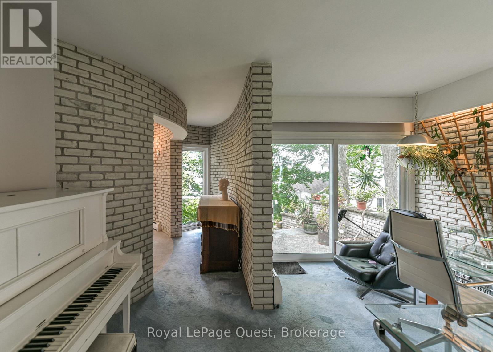 258 BAY STREET - 19