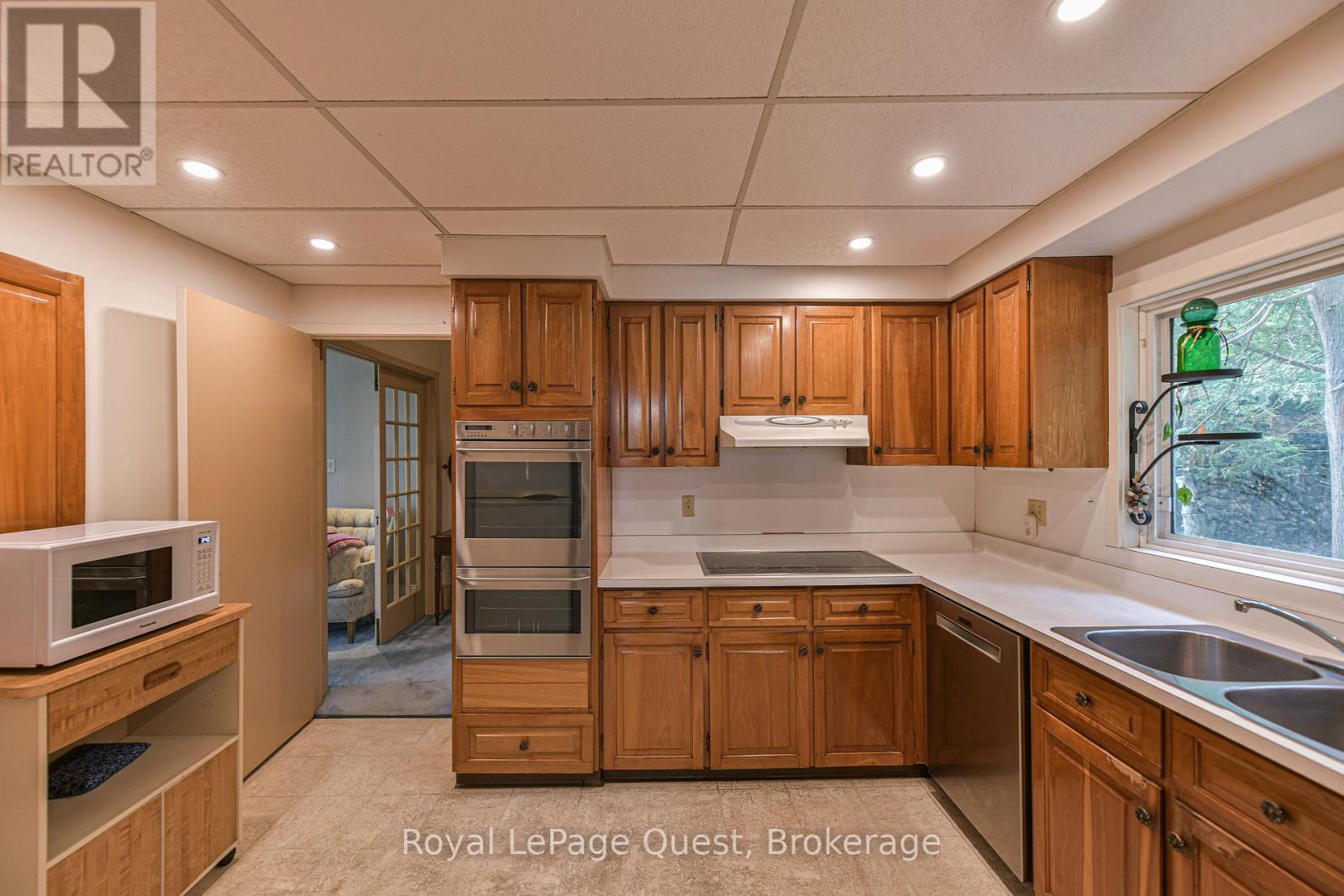258 BAY STREET - 25