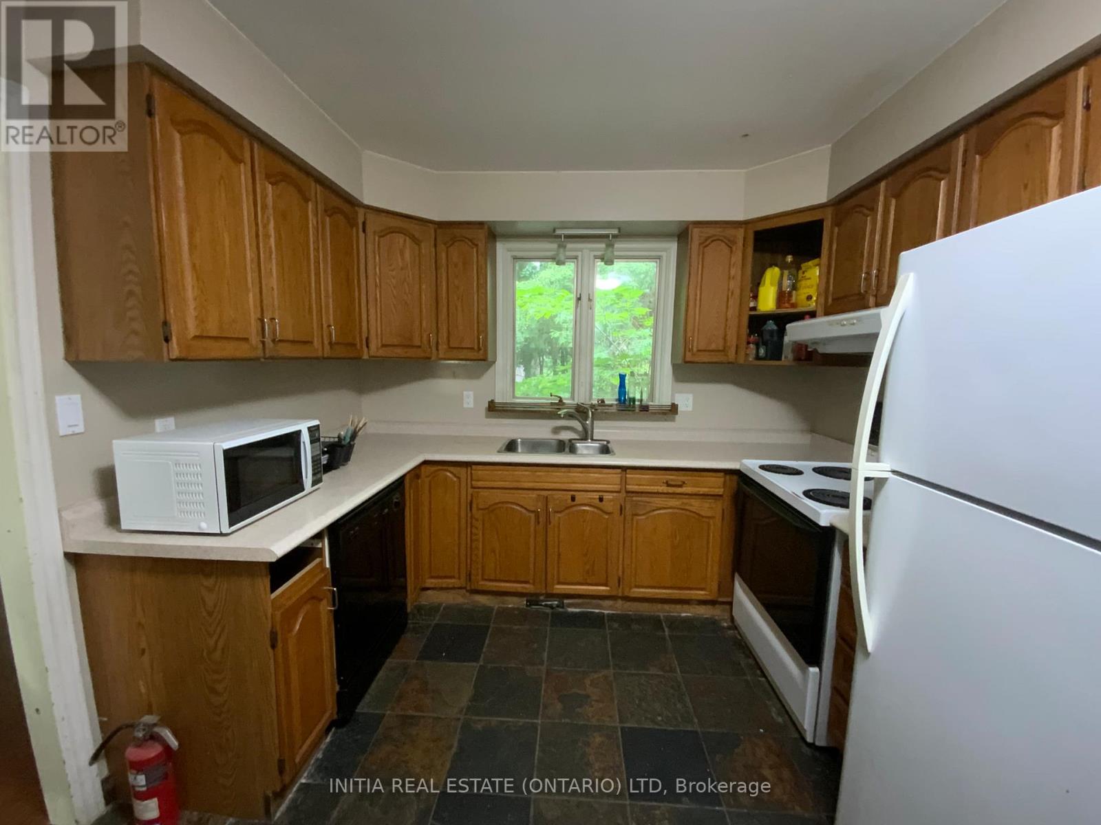212 CHESHAM PLACE - 10