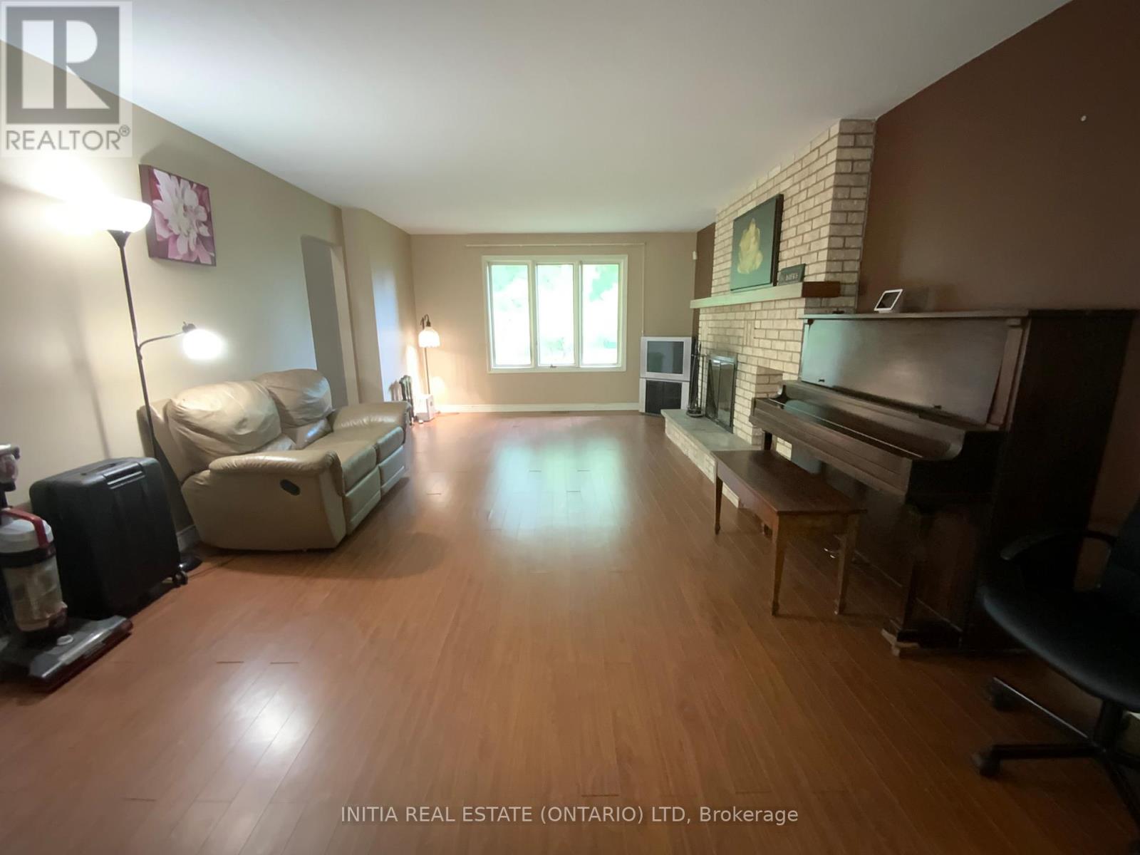 212 CHESHAM PLACE - 4
