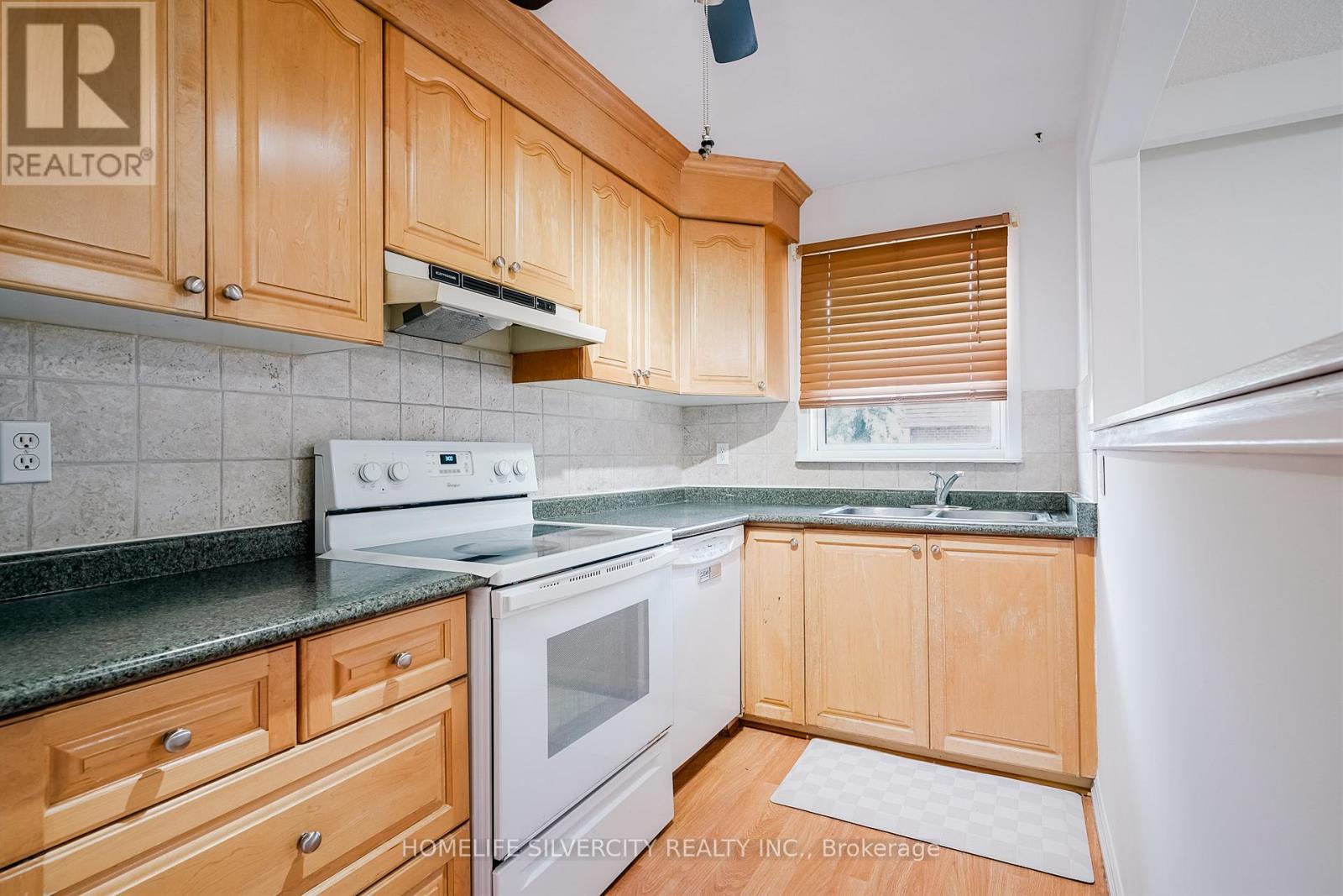 #57 235 BRONTE STREET S - 15