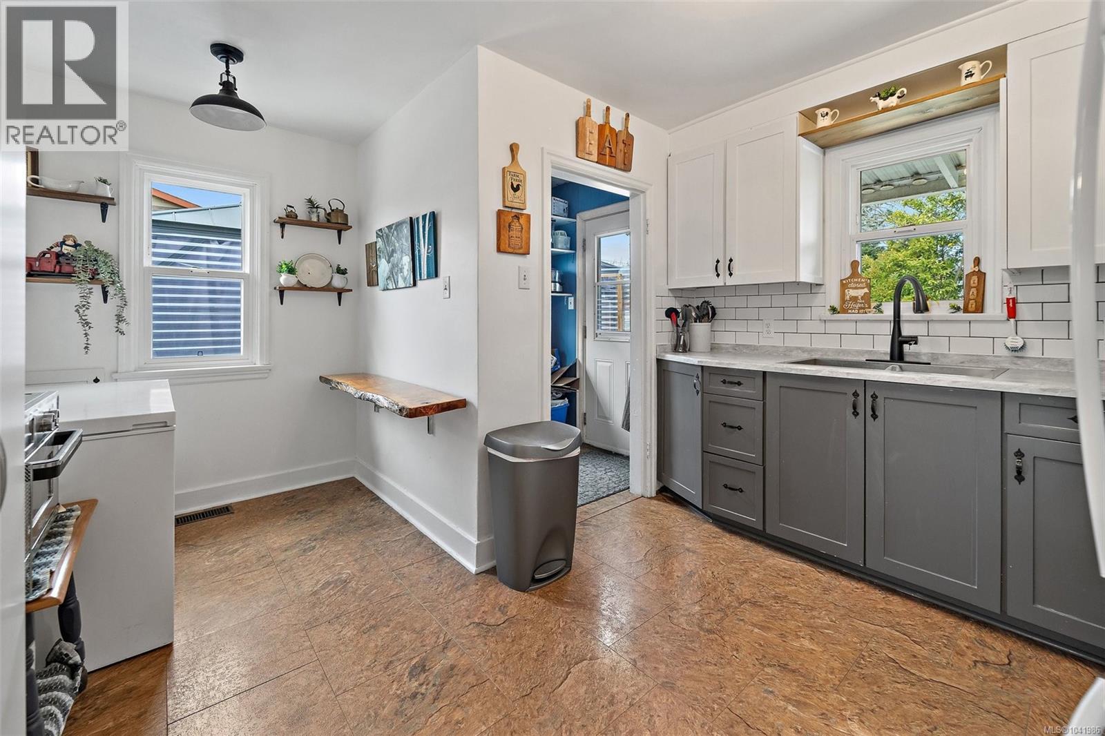 6484 Sooke Rd - 19