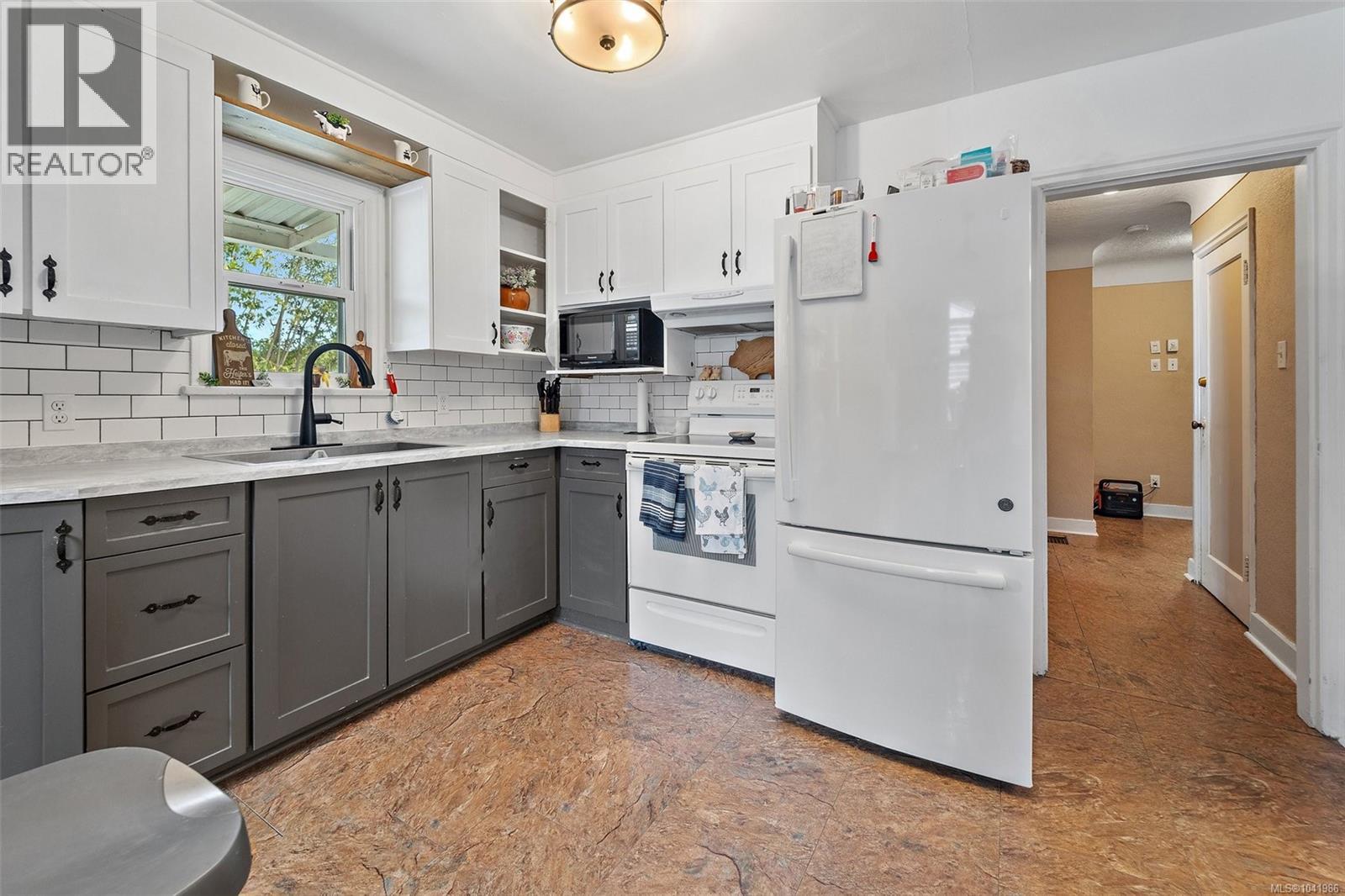 6484 Sooke Rd - 20