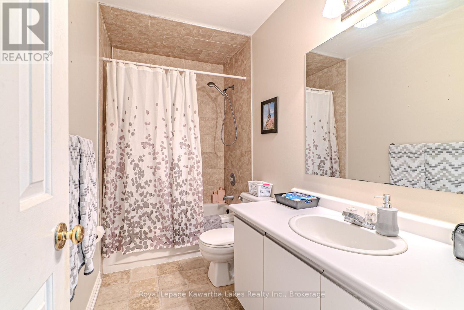 38 LIPTON CRESCENT - 24