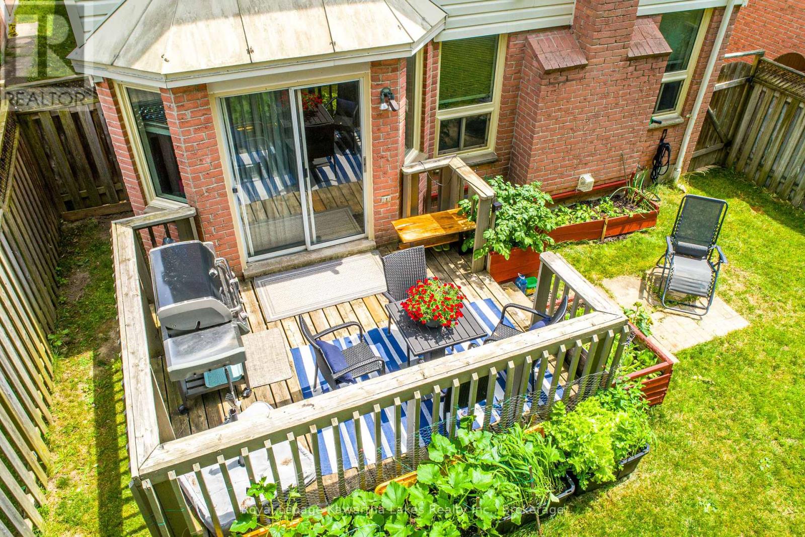 38 LIPTON CRESCENT - 27