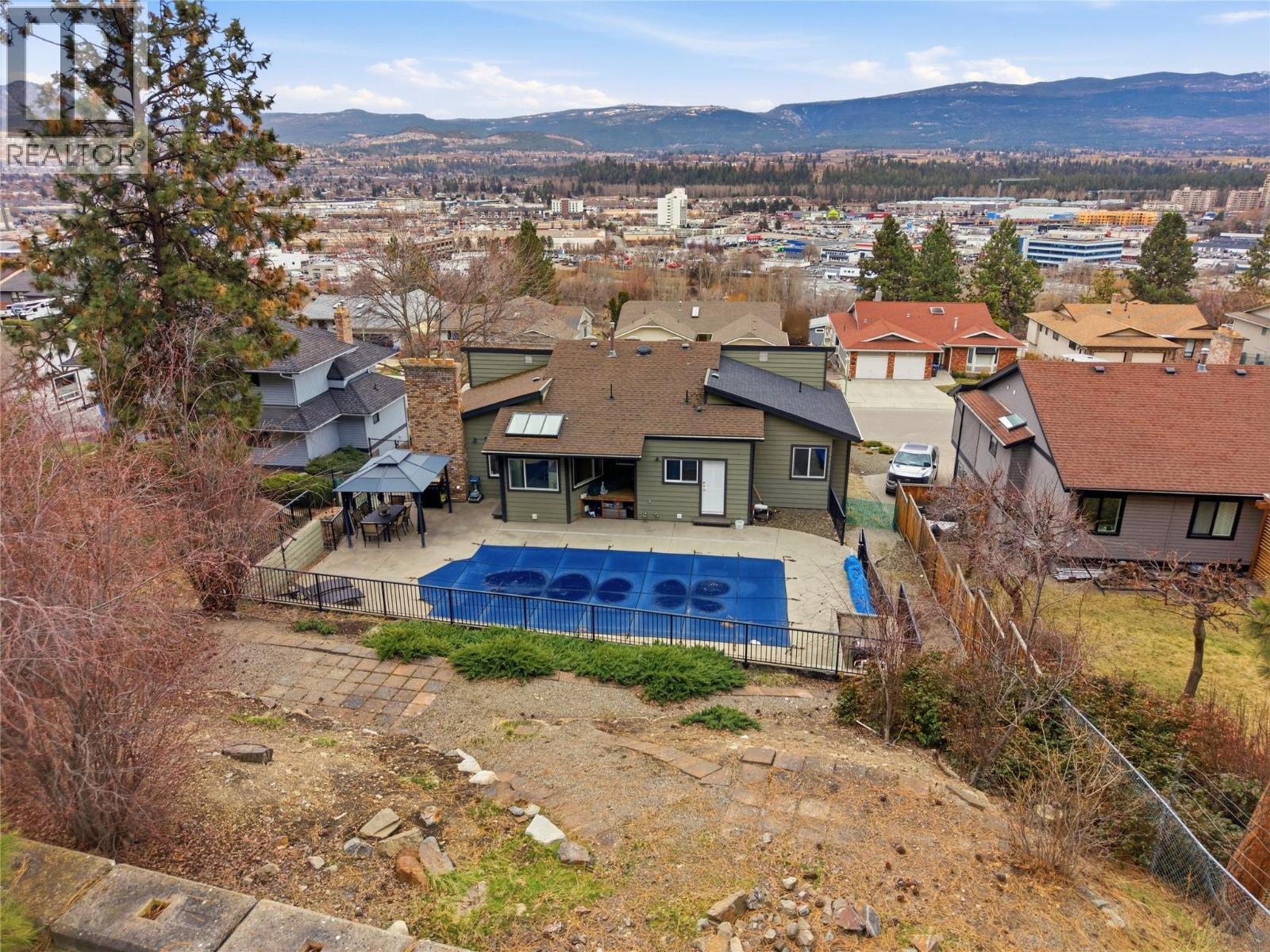 2218 Omineca Place - 34