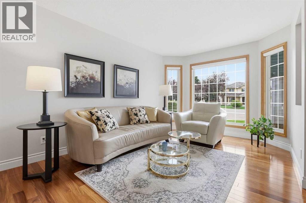 FRONT LIVING ROOM  - airy and bright with a South East exposure