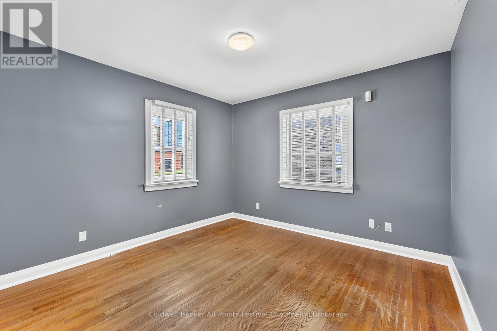 21 WATERLOO STREET S - 18