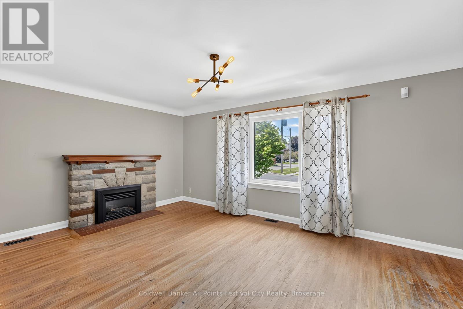 21 WATERLOO STREET S - 28