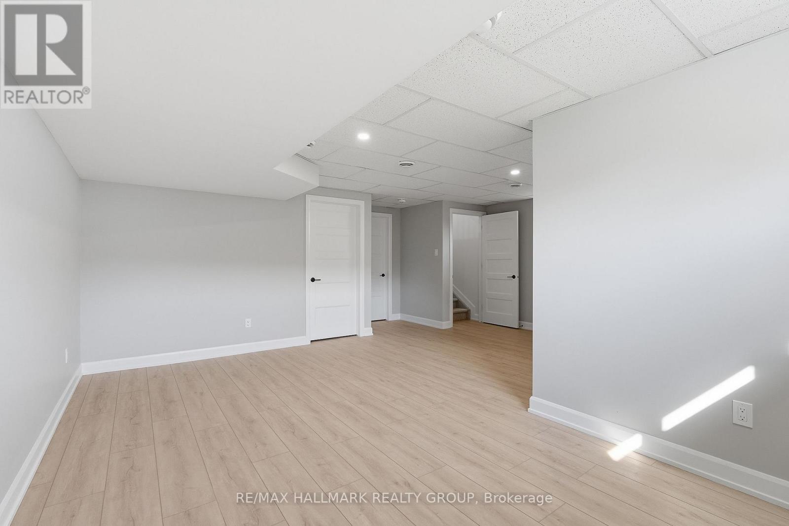 146 ELIZABETH DRIVE - 36