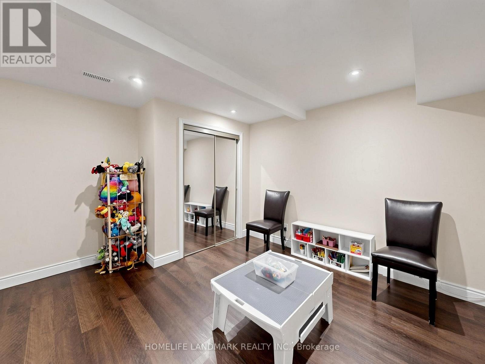 1209 GLOUCESTER SQUARE - 30
