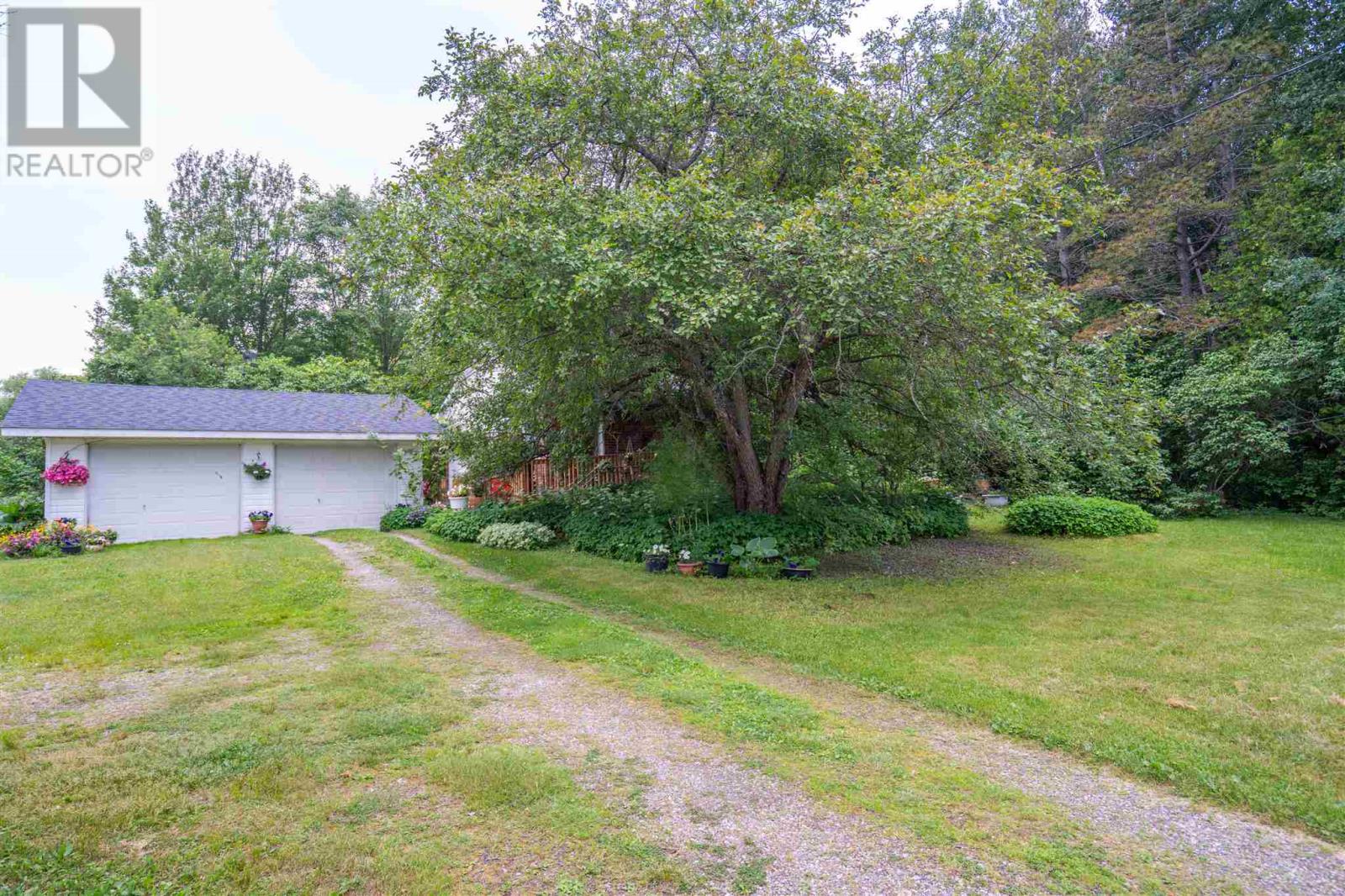 385 Lake George RD E