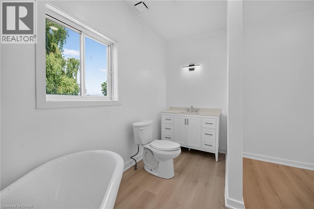 6-bedroom home for sale at 647 BAINS Road, Cayuga ON · photo 35 of 51