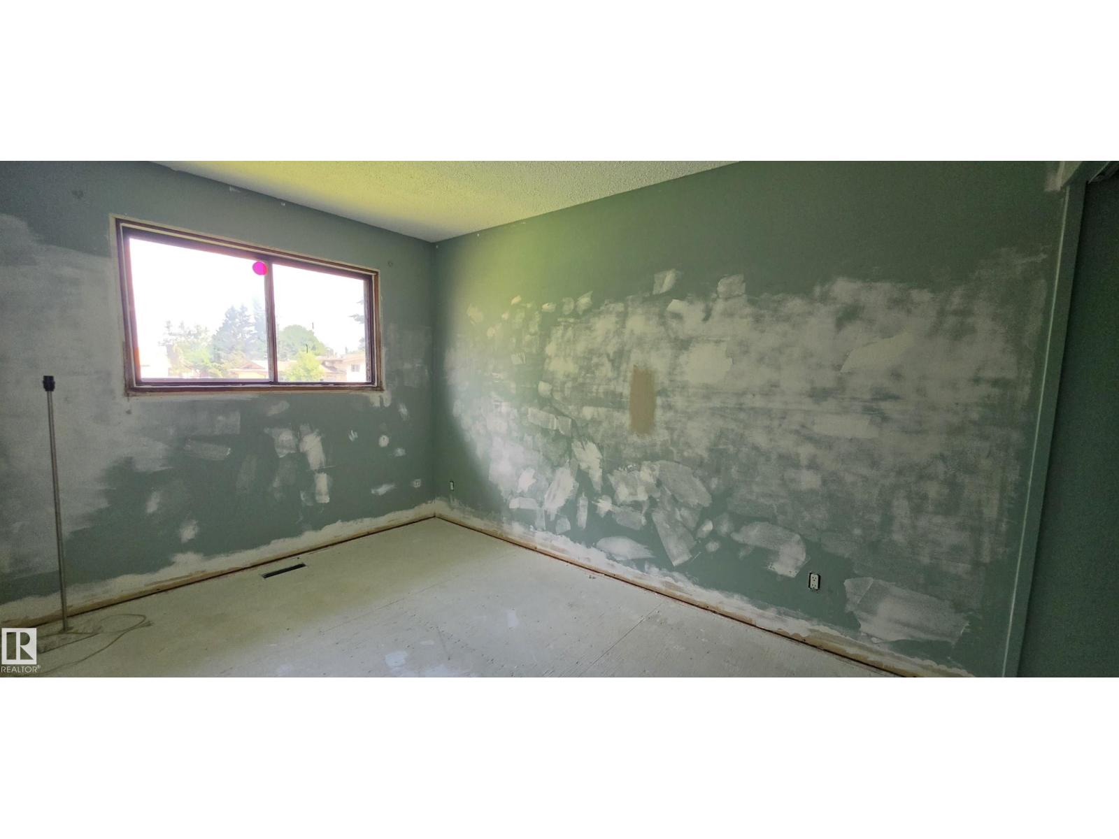 4522 56 AV — photo 7