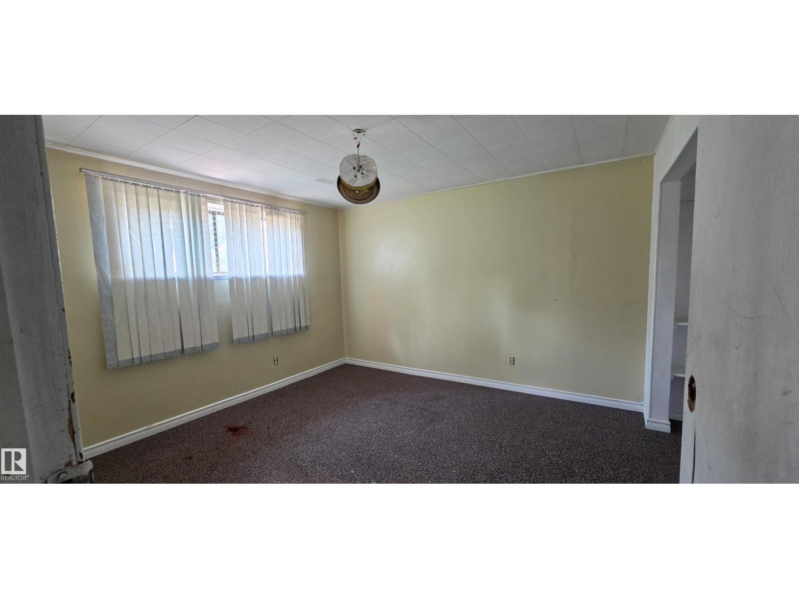 4522 56 AV — photo 9
