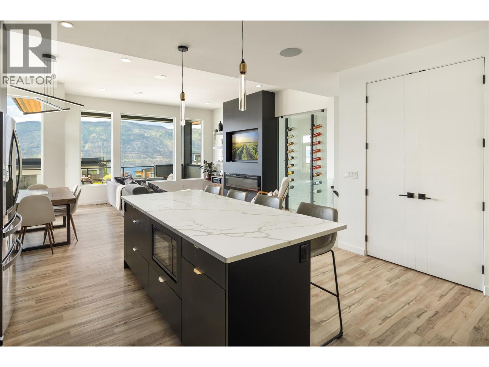 9499 Ledgestone Road, Lake Country