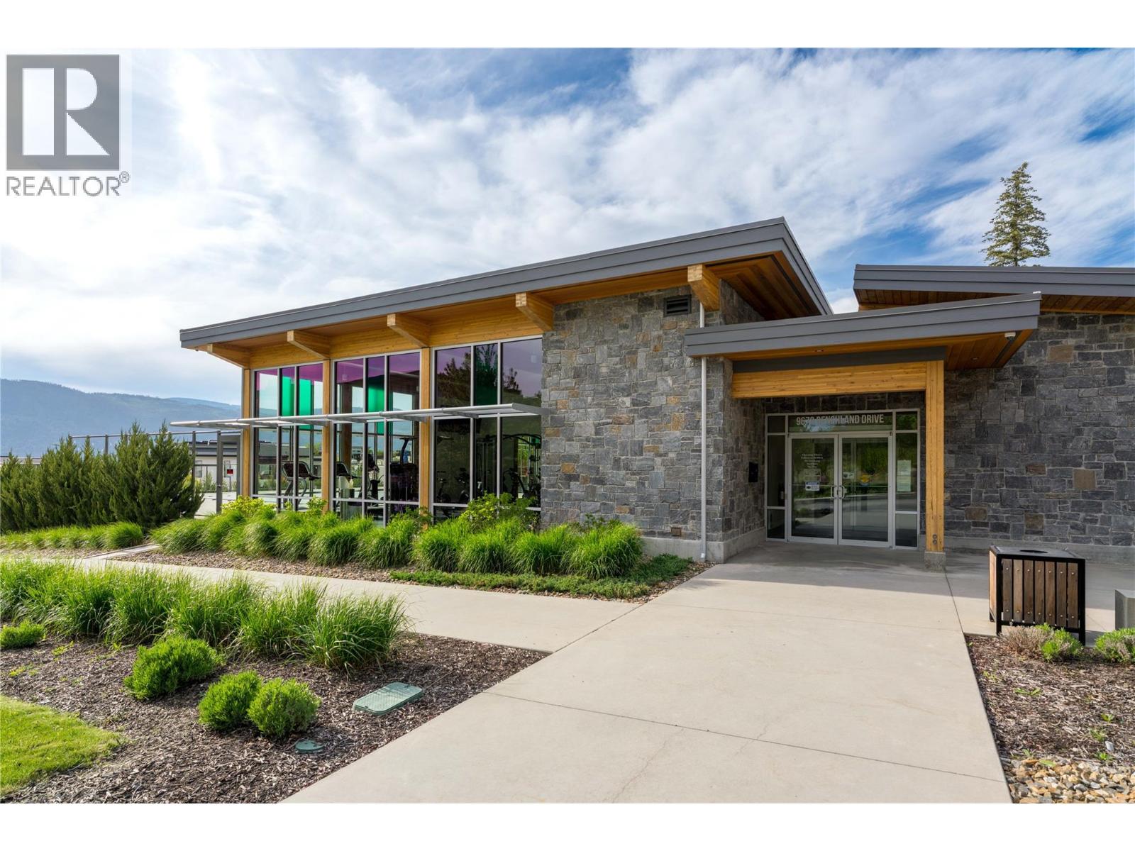9499 Ledgestone Road, Lake Country