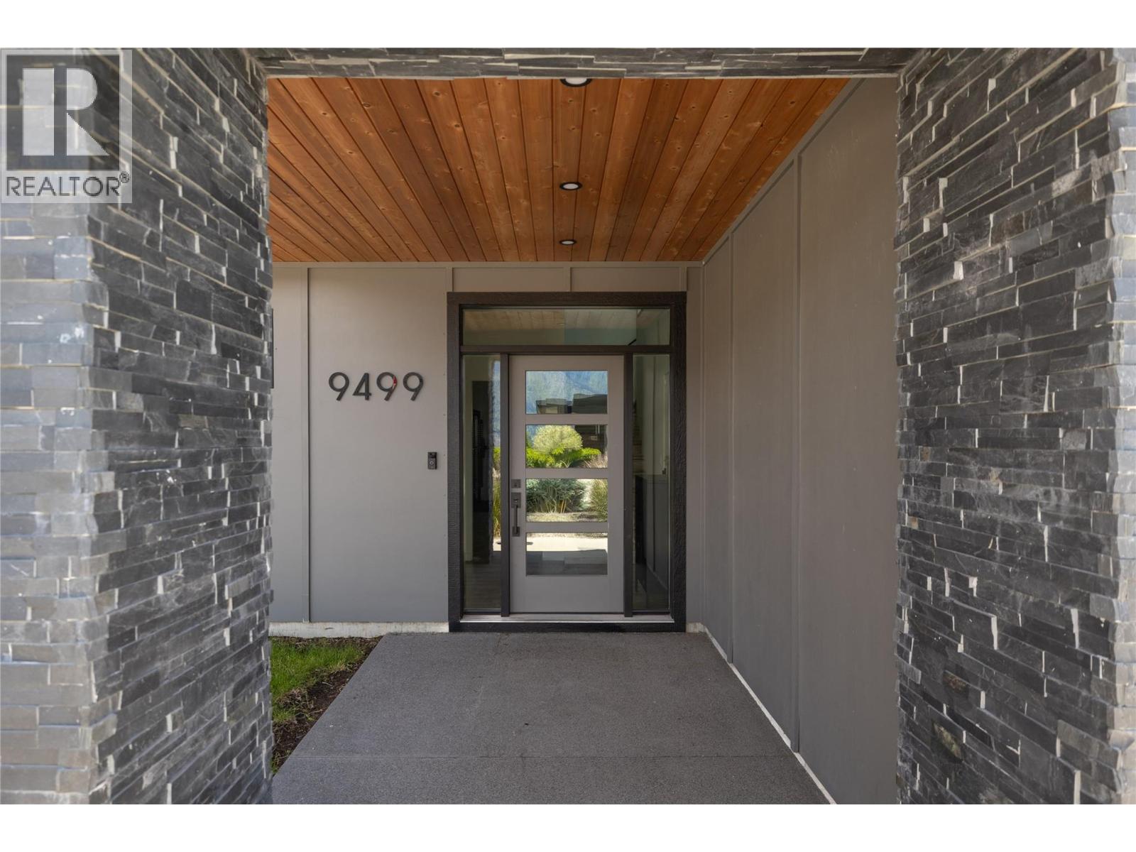 9499 Ledgestone Road, Lake Country