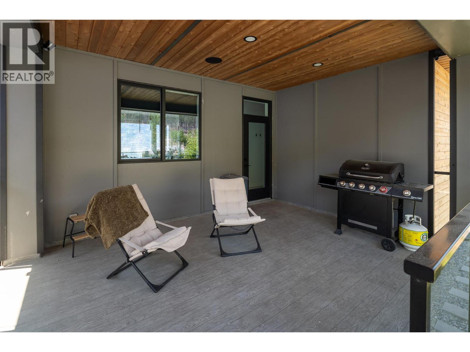 9499 Ledgestone Road, Lake Country