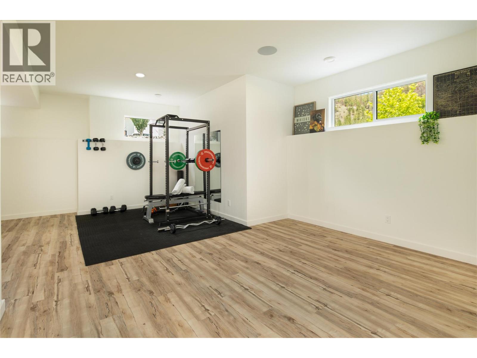 9499 Ledgestone Road, Lake Country