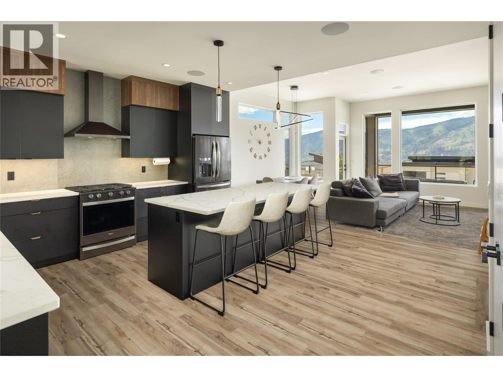 9499 Ledgestone Road, Lake Country