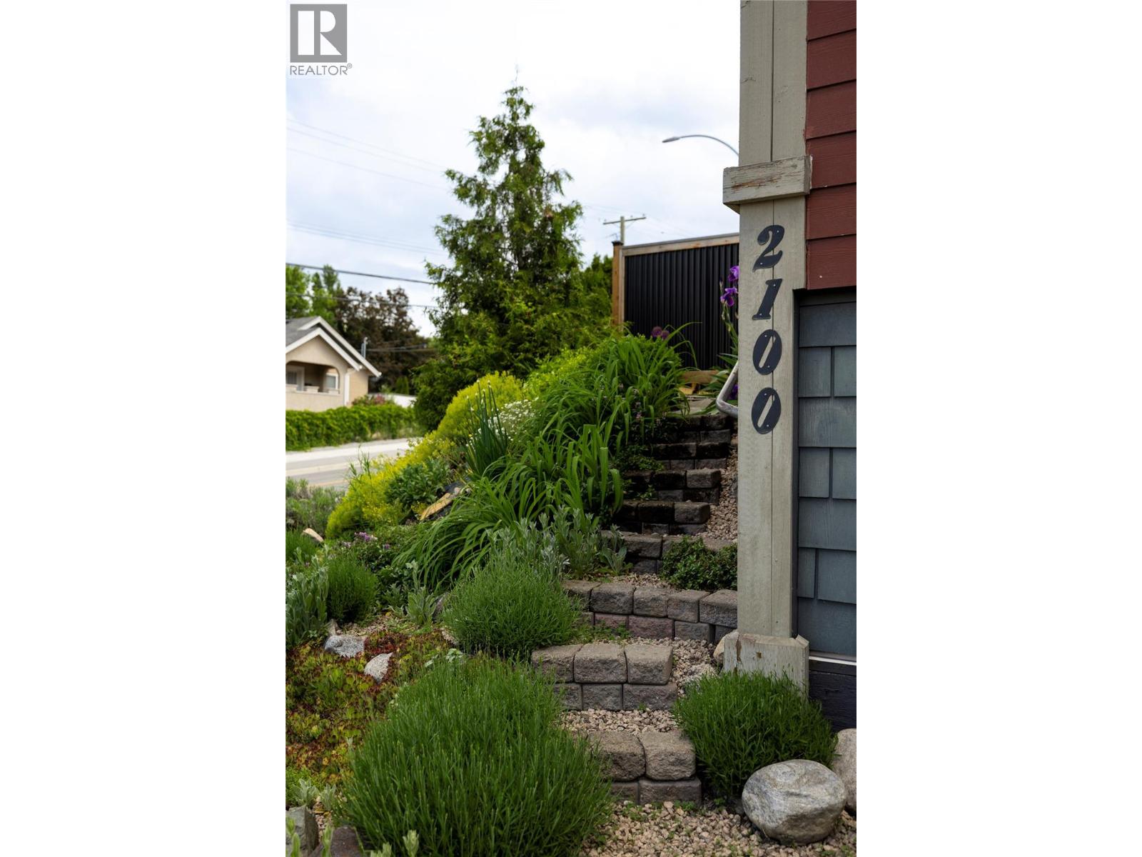 2100 32 Avenue - 37