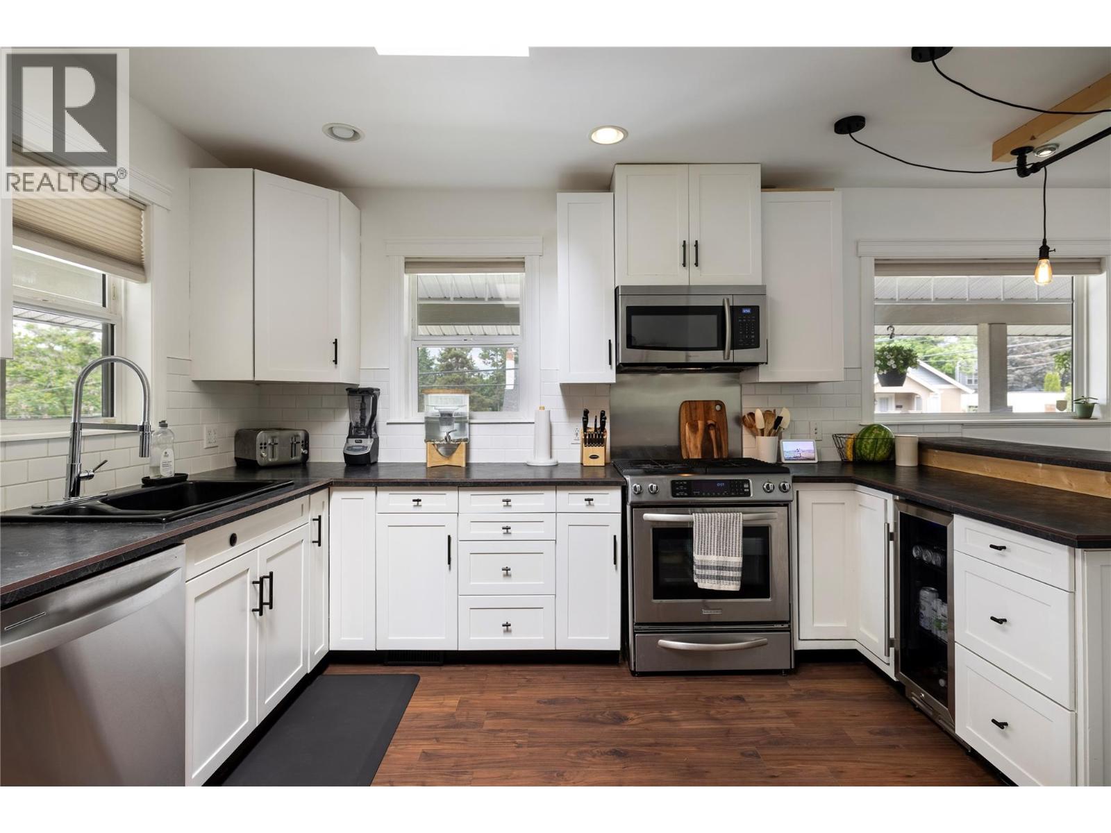 2100 32 Avenue - 6