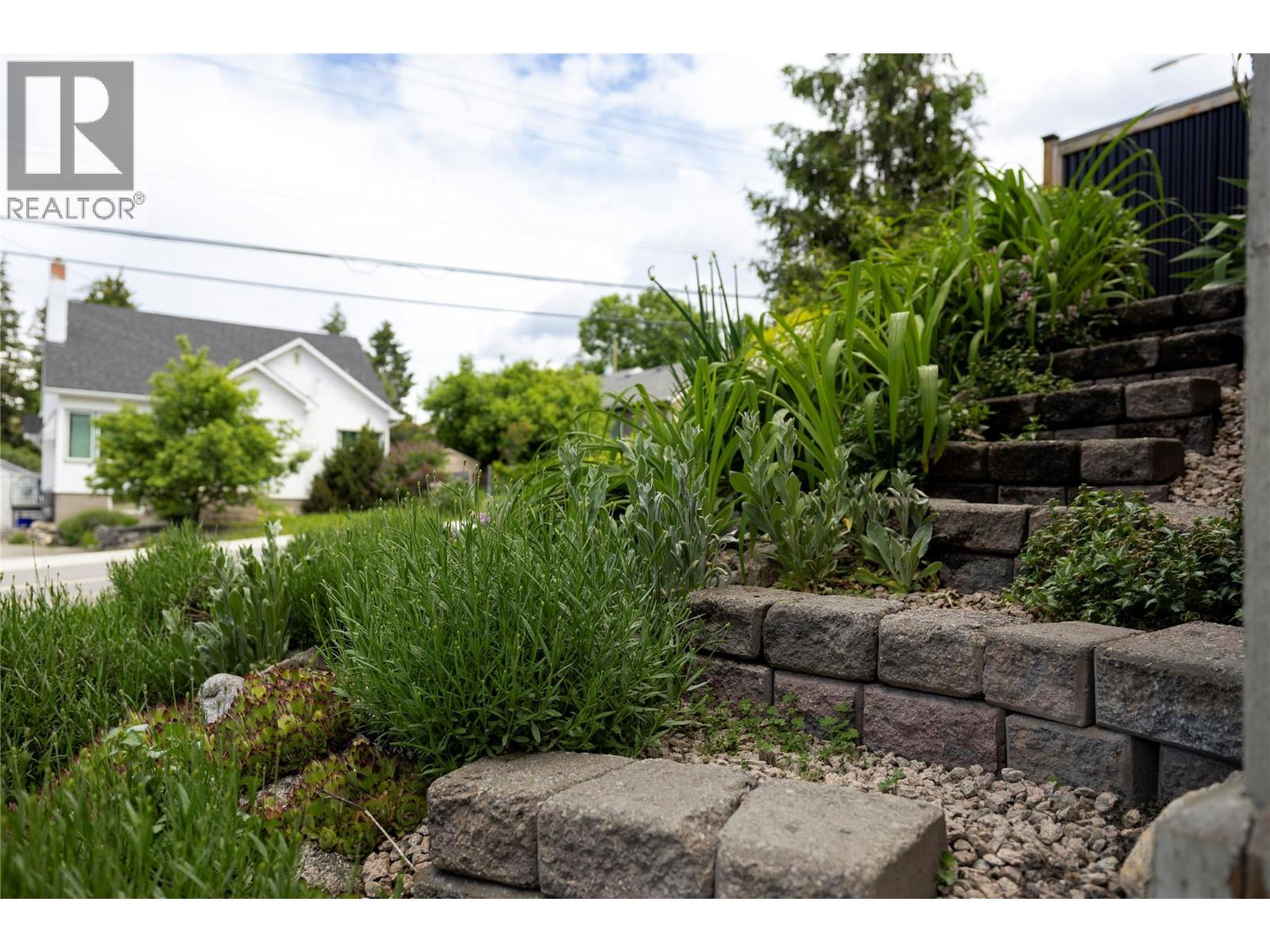 2100 32 Avenue - 38