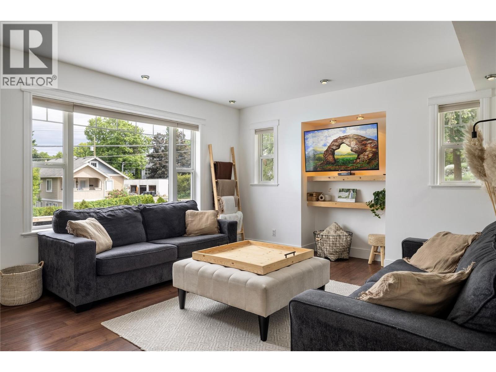 2100 32 Avenue - 13