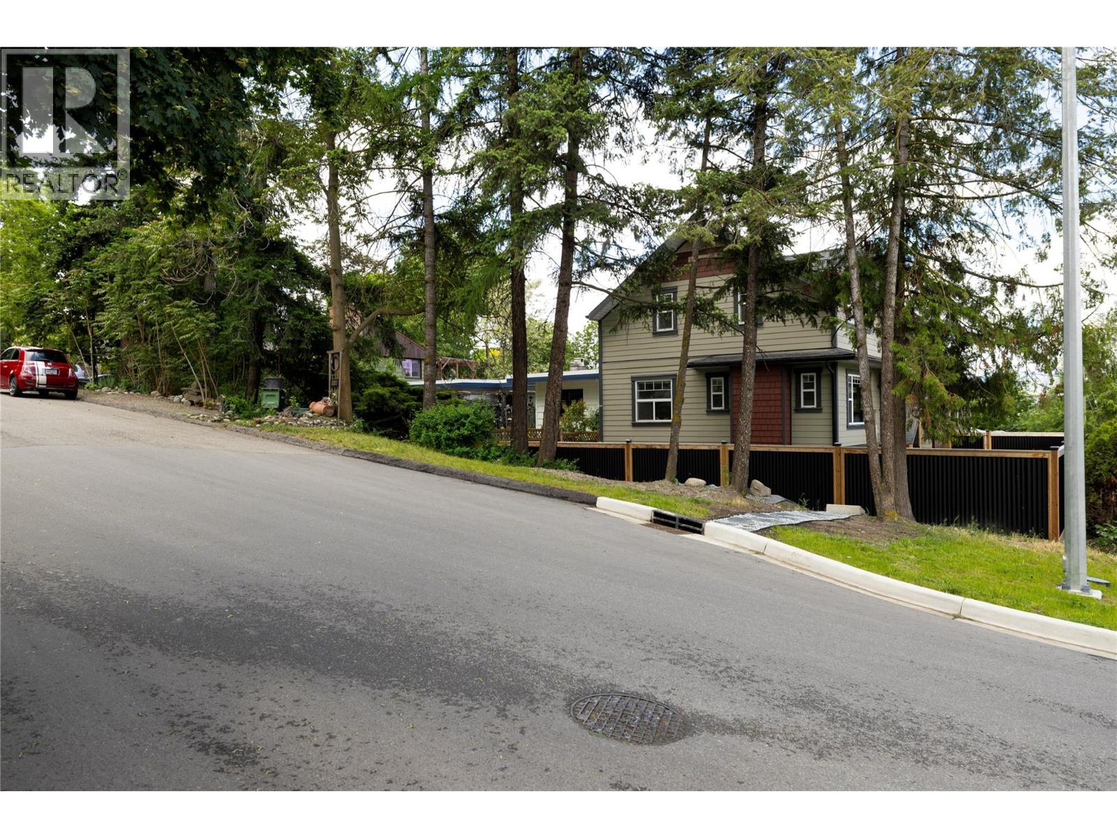 2100 32 Avenue - 32