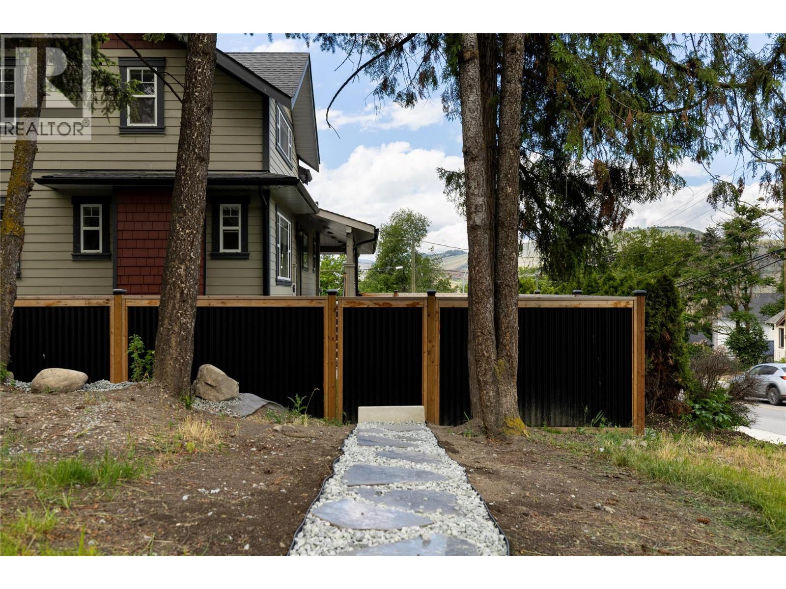 2100 32 Avenue - 33