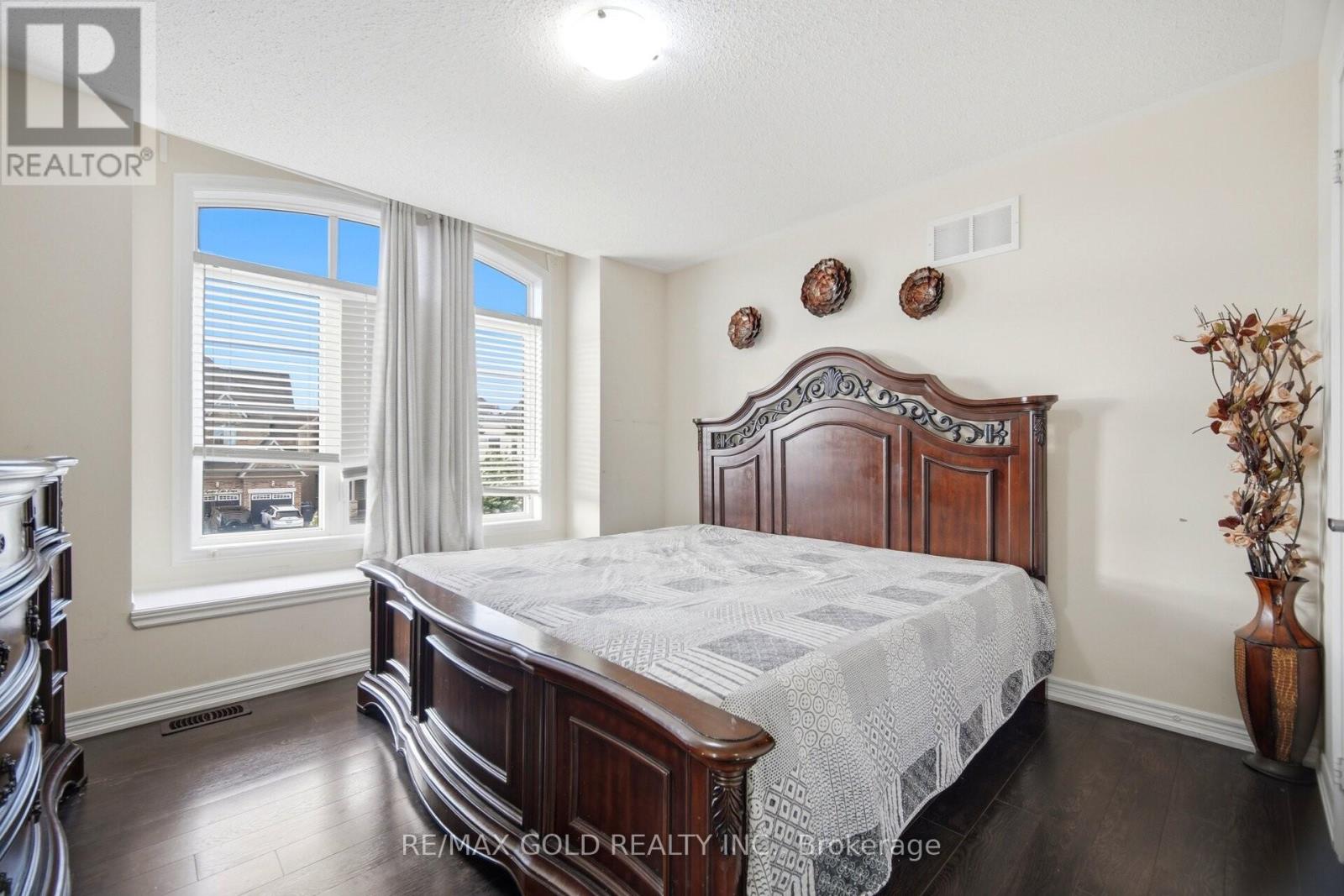 49 SQUIRE ELLIS DRIVE - 23