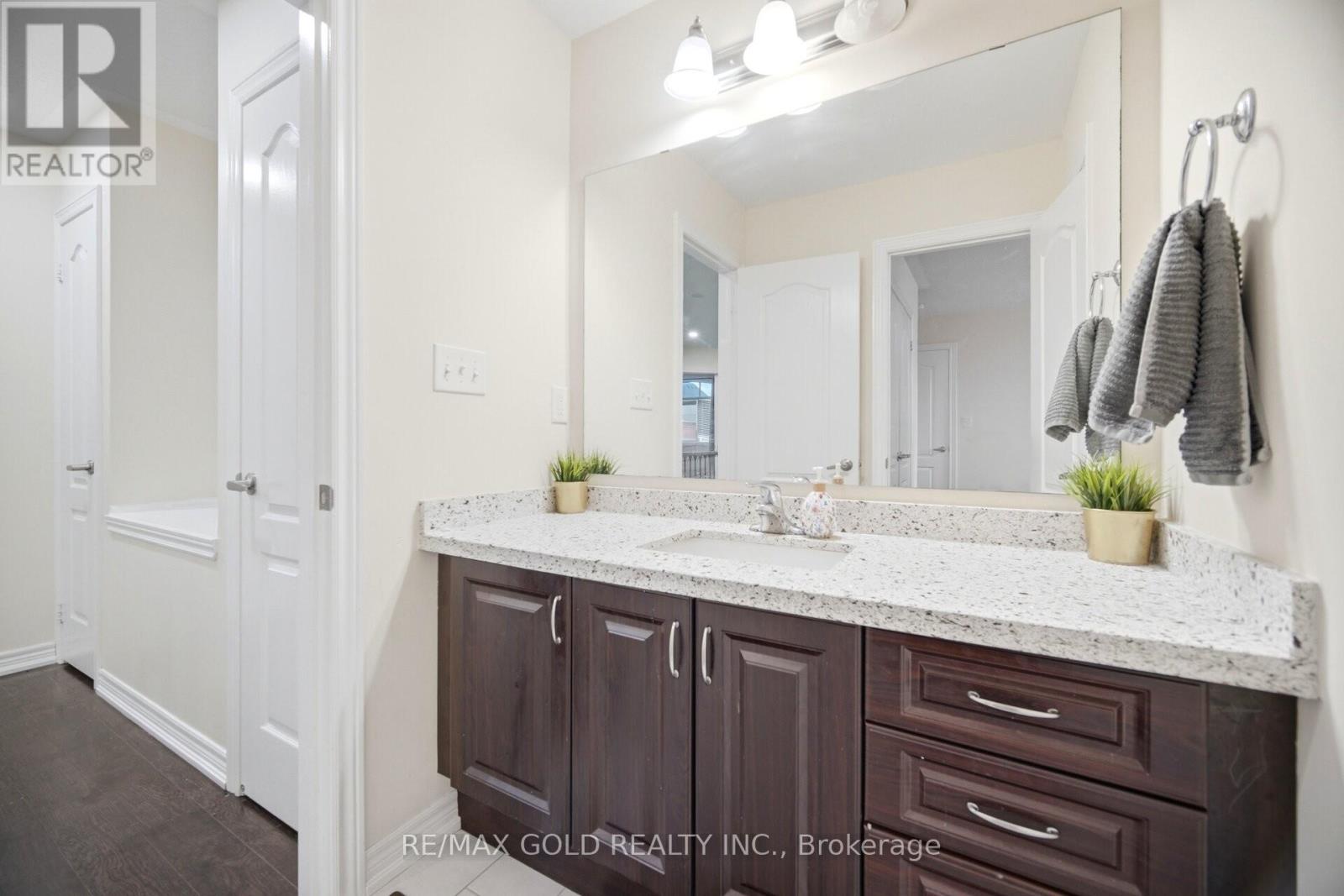 49 SQUIRE ELLIS DRIVE - 27