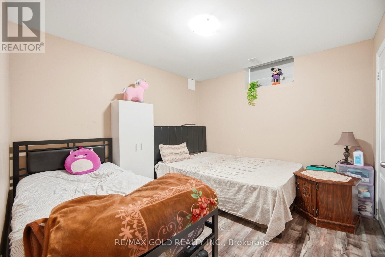 49 SQUIRE ELLIS DRIVE - 31