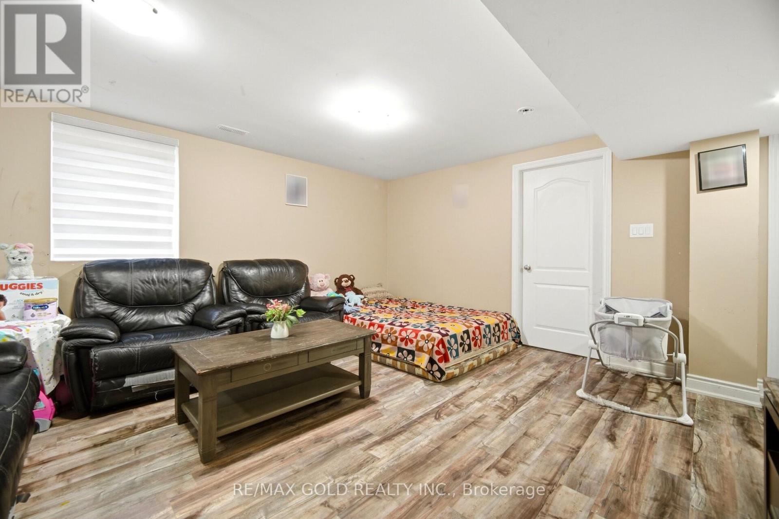 49 SQUIRE ELLIS DRIVE - 32