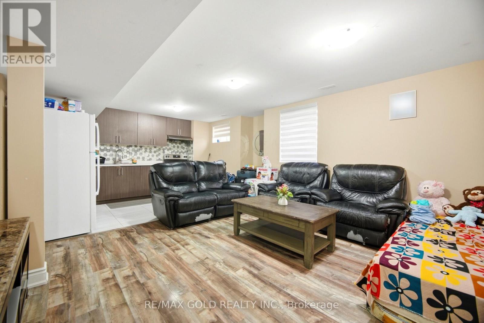 49 SQUIRE ELLIS DRIVE - 33