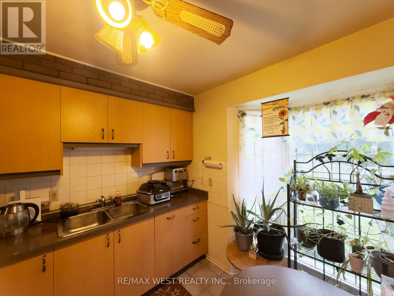 #3 19 GOSFORD BOULEVARD - 3