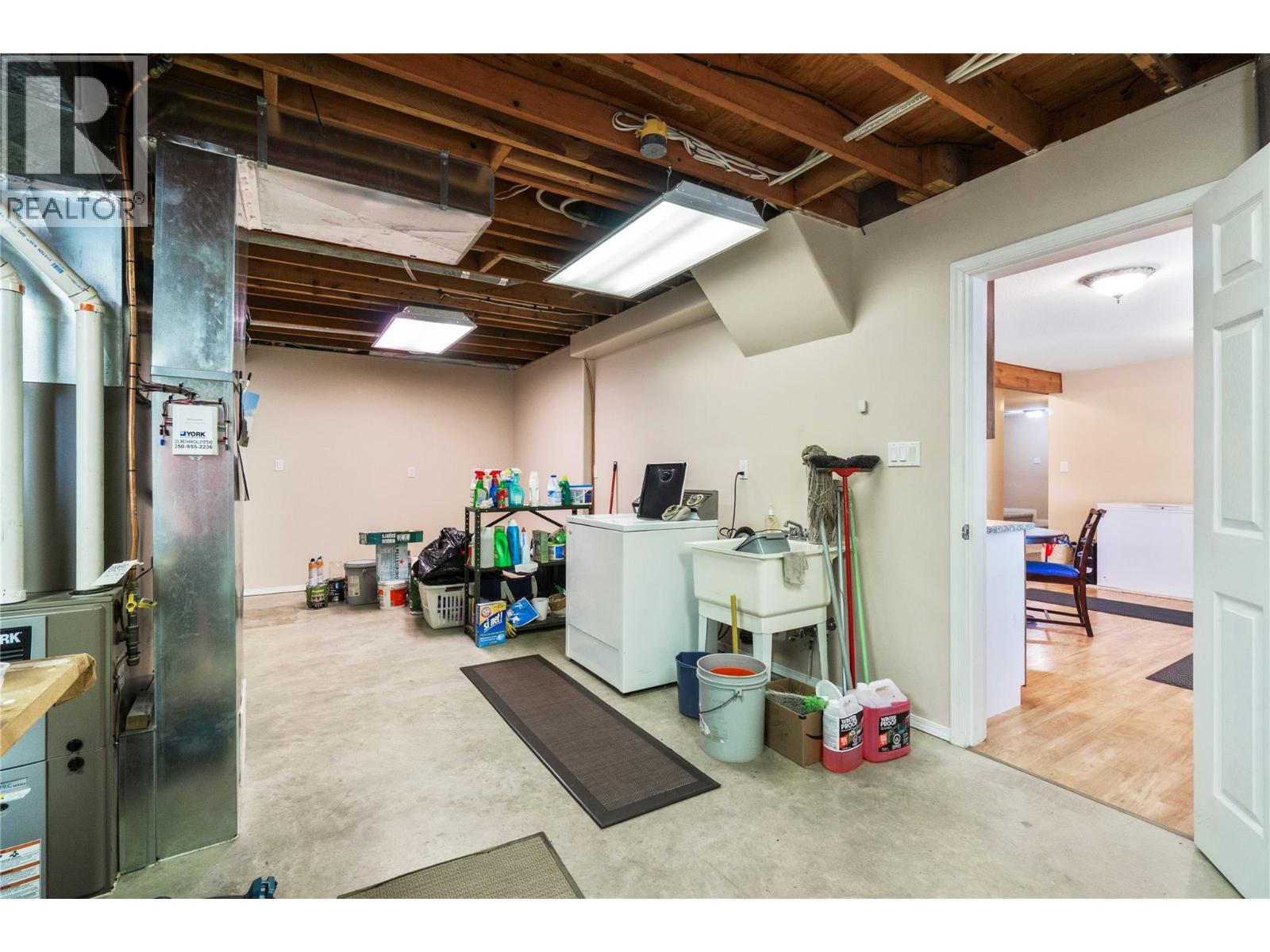 6297 Squilax-Anglemont Road - 60