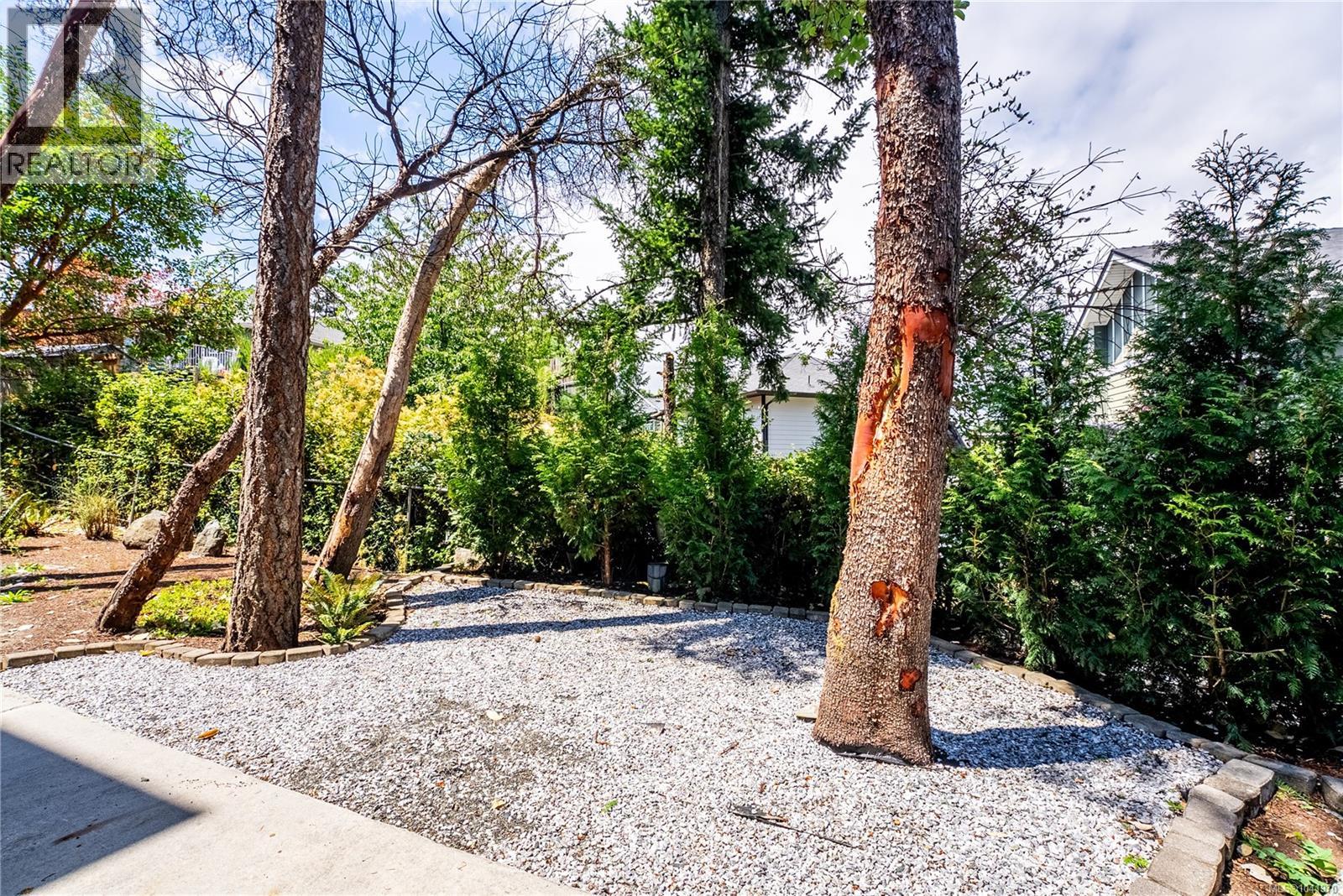 #157 300 Phelps Ave - 33