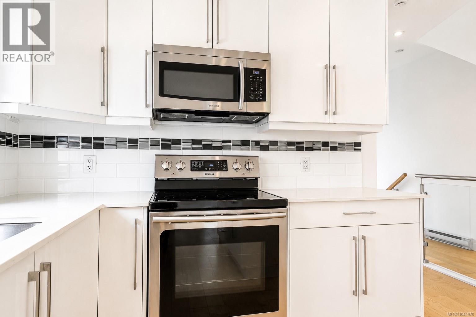 #157 300 Phelps Ave - 7