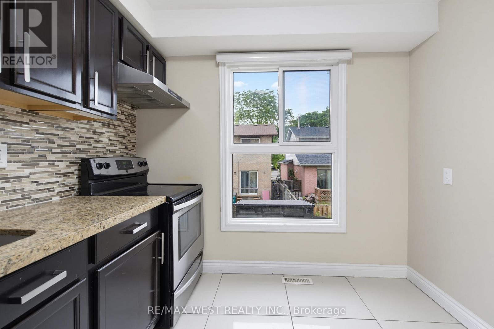 24 PRIMROSE CRESCENT - 13