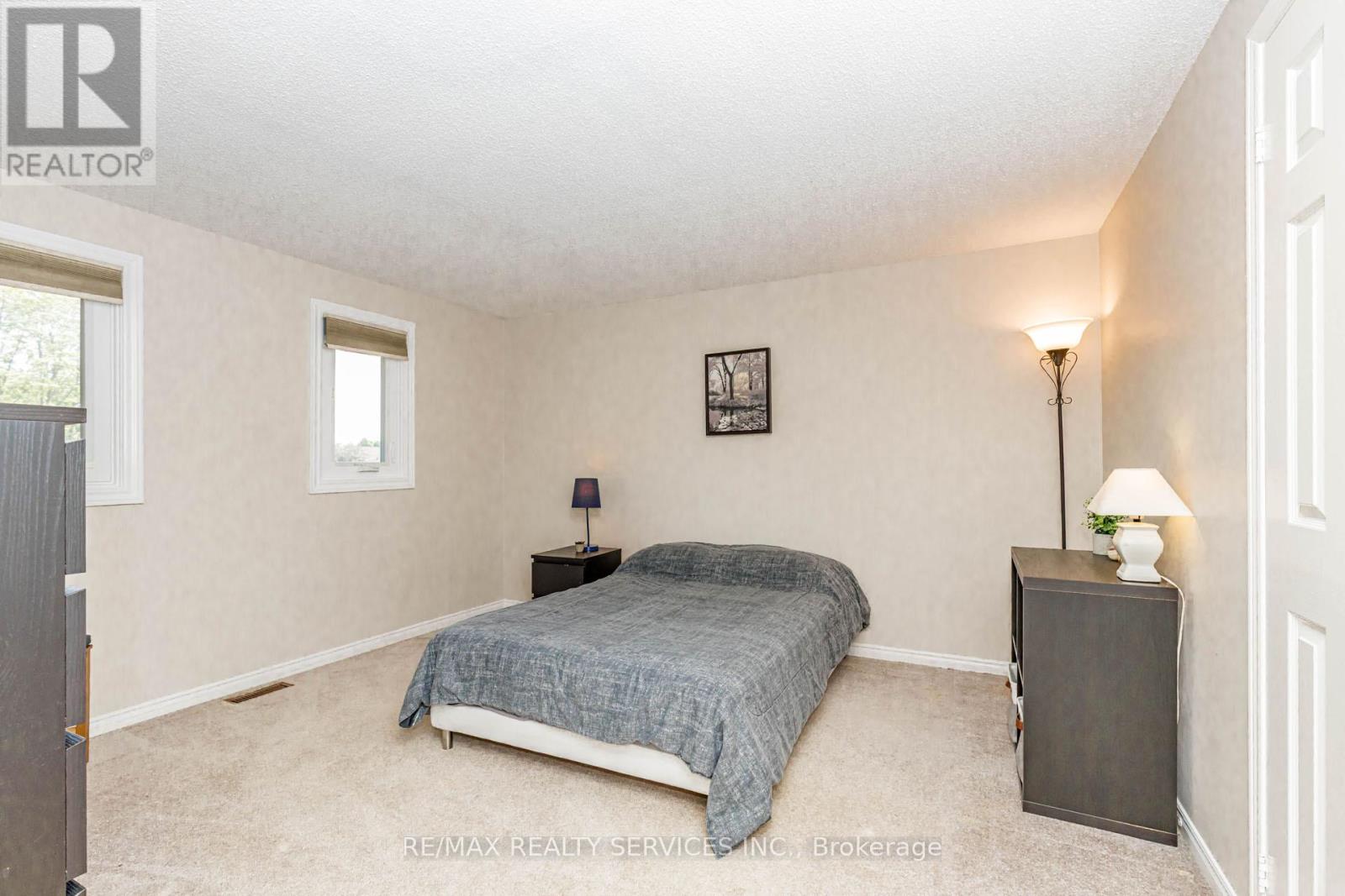 50 BARR CRESCENT - 24