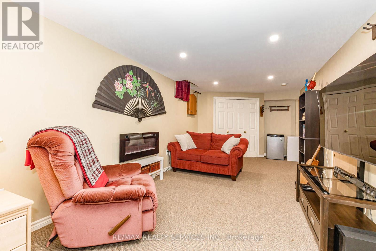 50 BARR CRESCENT - 25
