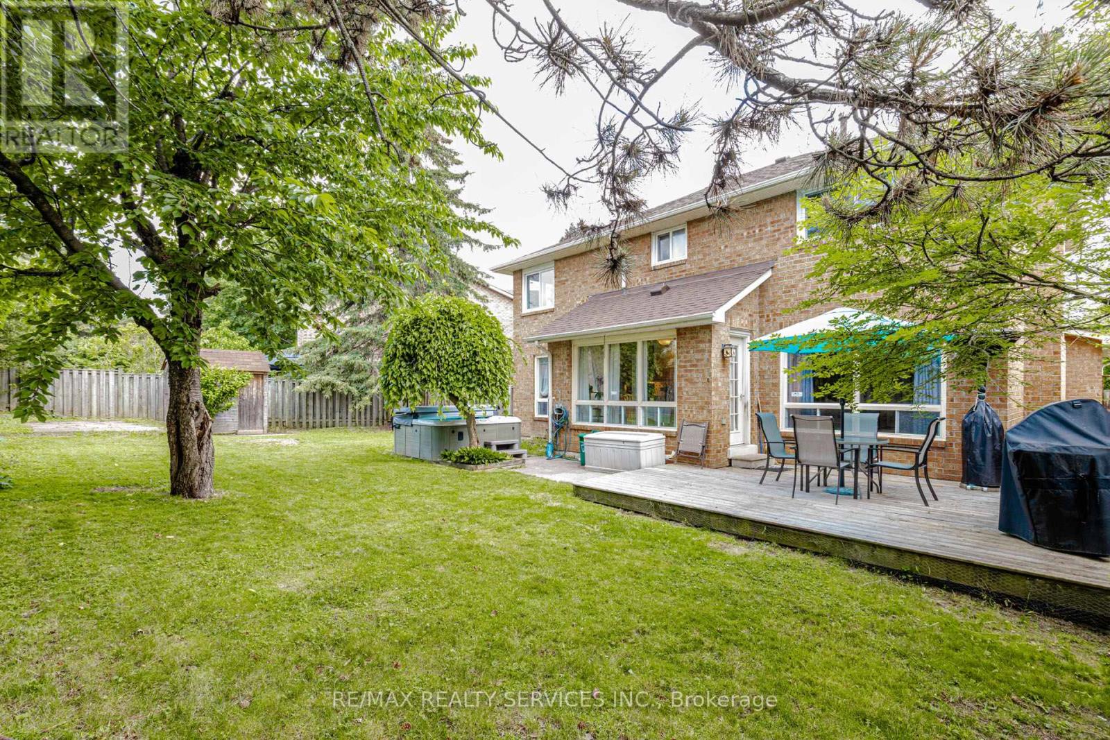 50 BARR CRESCENT - 32